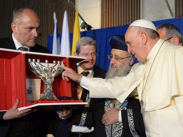 Los Rabinos de Israel dan una menorá al Papa Francis